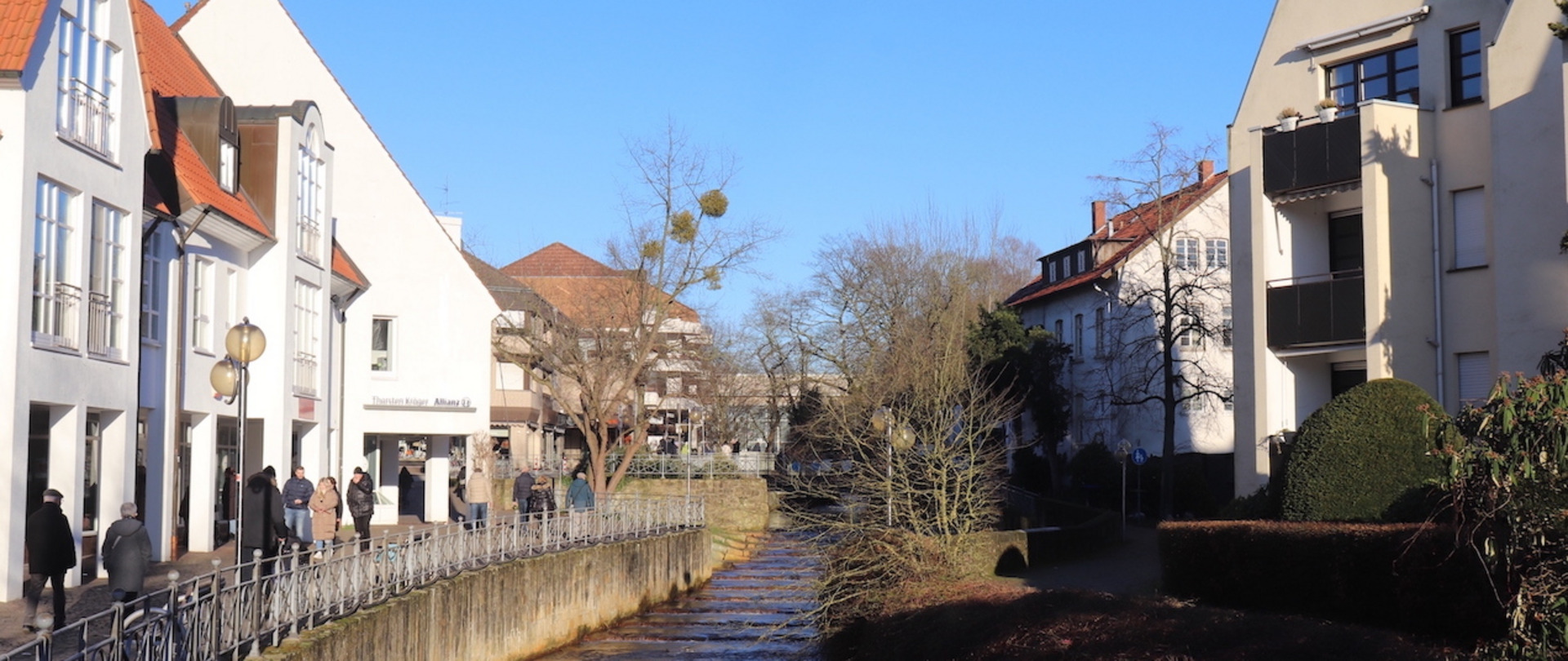 Bad Salzuflen: Zu sehen sind Häuser am Ufer eines kleinen Flusses in dörflicher Idylle