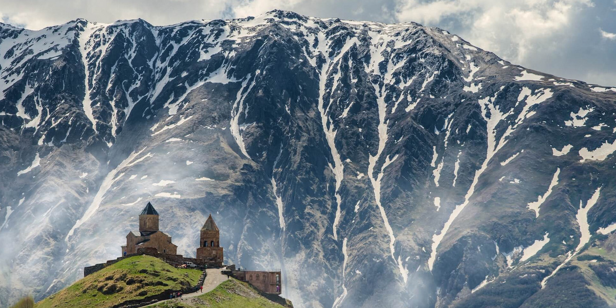 Kirche auf einem Berg in Georgien