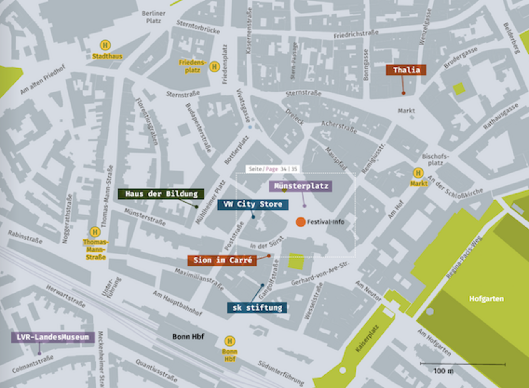 Eine übersichtliche Straßenkarte zeigt einen Ausschnitt der Bonner Innenstadt in Graustufen mit grünen Akzenten. Im Zentrum liegt der Münsterplatz, markiert mit einem Festival-Info-Point. Wichtige Orientierungspunkte sind beschriftet, darunter der VW City Store, Haus der Bildung, die SK Stiftung Jugend und Medien und verschiedene Straßennamen. Die Karte erstreckt sich vom Hauptbahnhof im Süden bis zum Hofgarten im Osten.