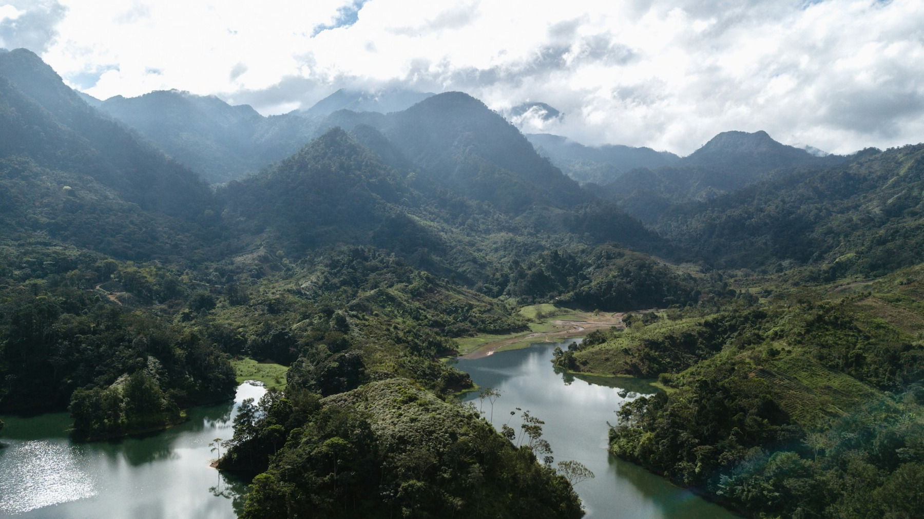 Zu sehen ist eine Panoramaaufnahme einer bergigen Gegend im Regenwald von Honduras