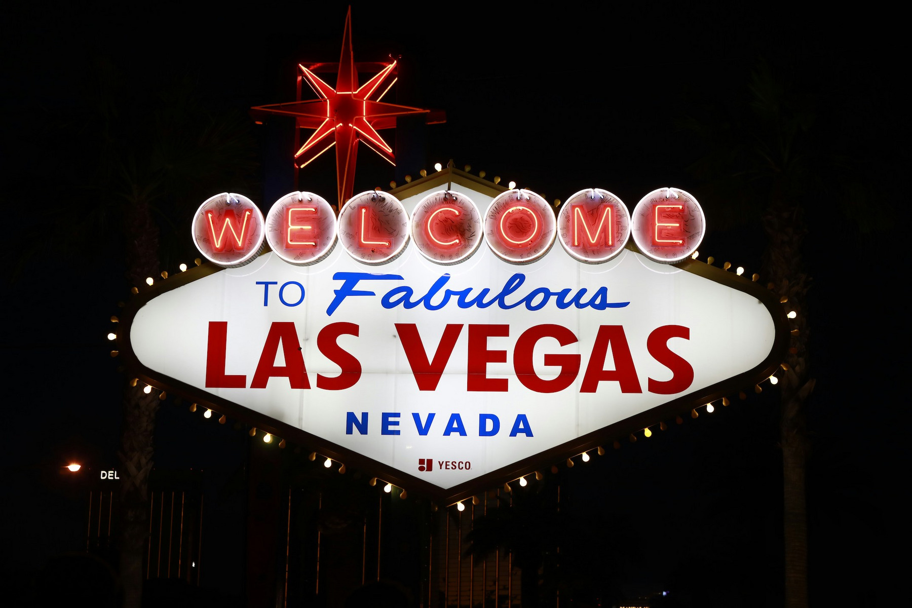 Eine Neonschild mit der Aufschrift: „Welcome To Fabulous Las Vegas Nevada“