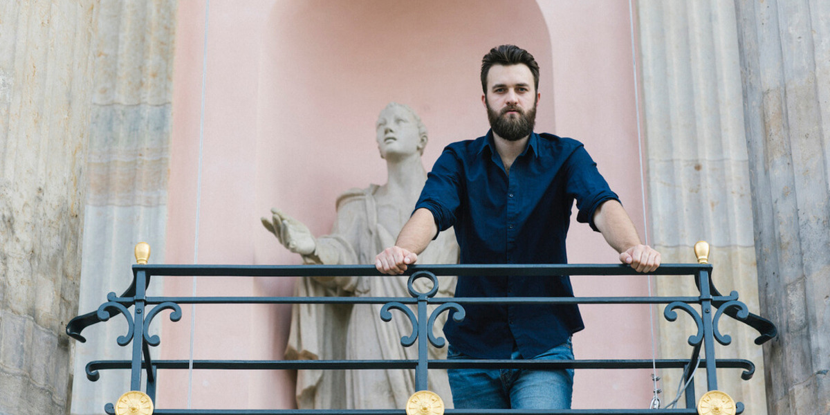 David Oštrek auf einem Balkon.