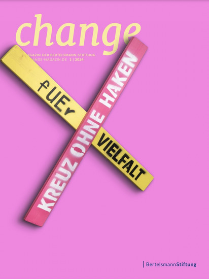 Ein Magazincover mit dem Titel "change" in gelber Schrift auf einem rosa Hintergrund. Darunter steht "Magazin der Bertelsmann Stiftung" und "change-magazin.de | 1 | 2024". In der Mitte des Covers befindet sich ein großes, buntes Kreuz. Auf dem Kreuz stehen die Wörter 'KREUZ OHNE HAKEN', 'FÜR' und 'VIELFALT'.