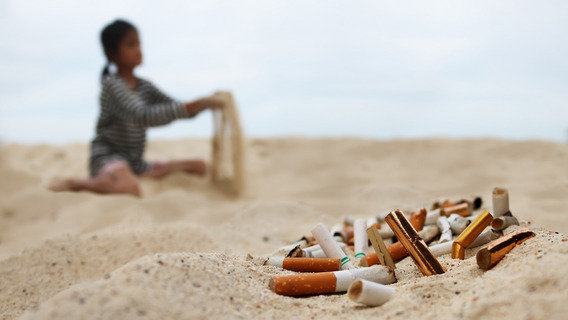 Zigarettenstummel am Sandstrand