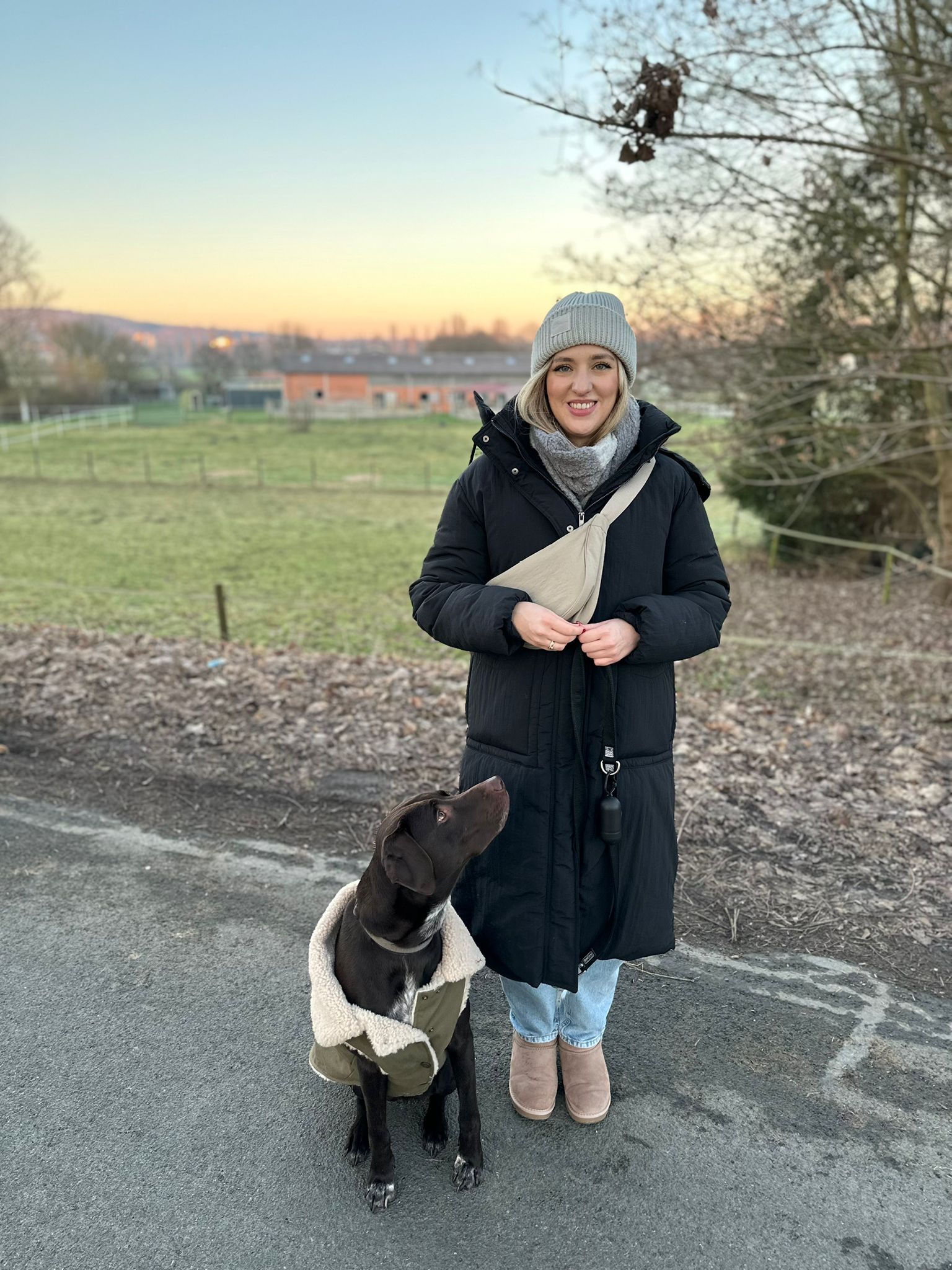 Zu sehen ist Vivian Winzler mit ihrem Hund Leon in der Natur